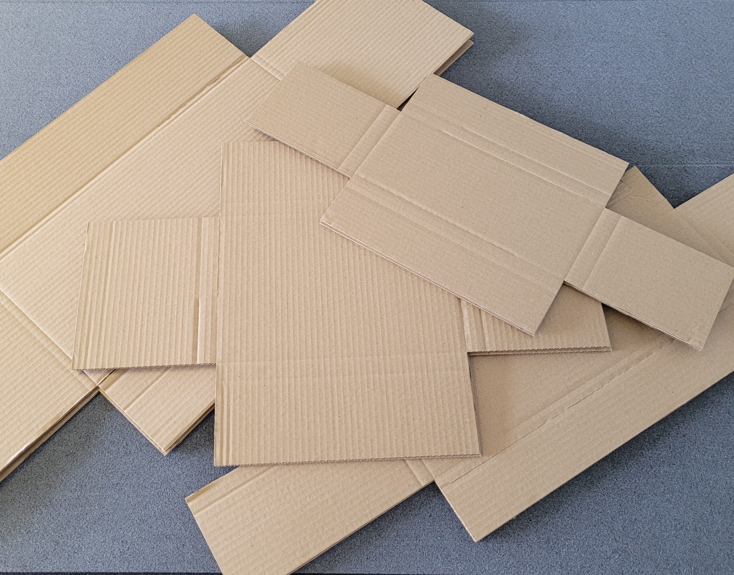 Cross boxes made for packaging from B-flute cardboard using the CWT and EOT