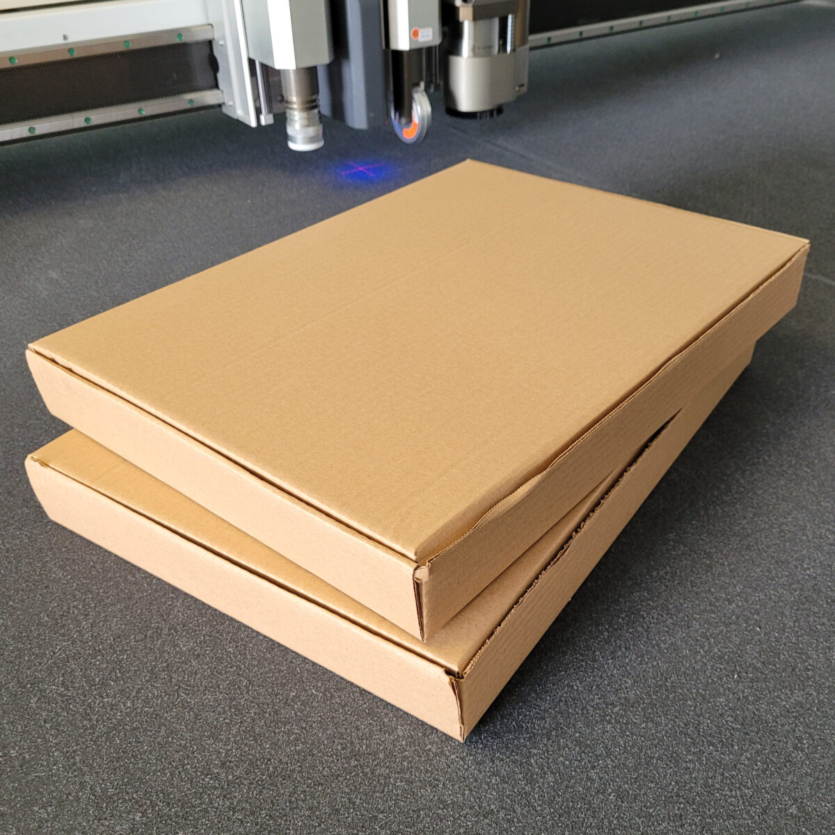 Shallow boxes made for packaging from B-flute cardboard using the CWT and EOT